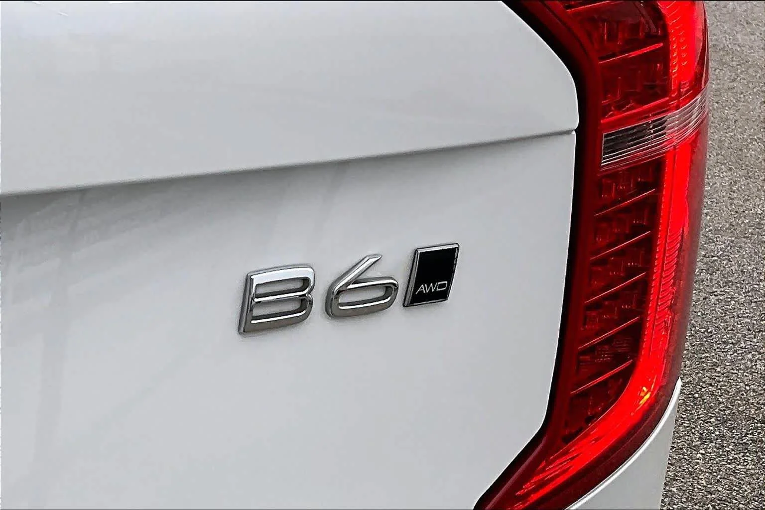 Certified Used 2023 Crystal White Volvo Plus image 10