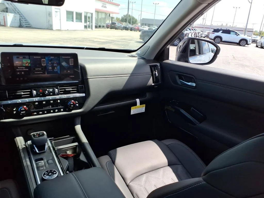 2026 Nissan Pathfinder Platinum - Photo 9