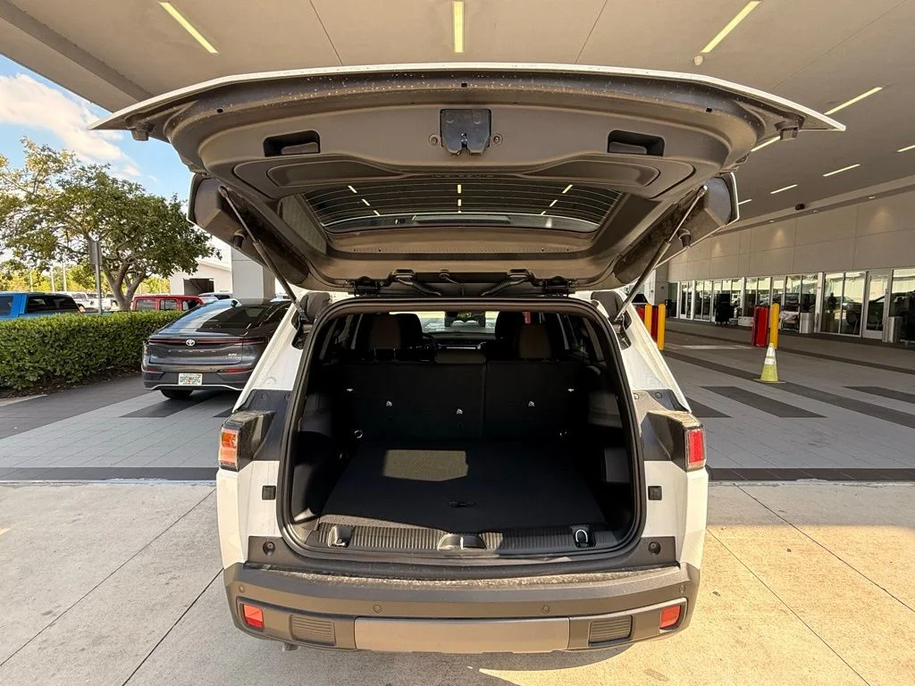 New 2026 Bright White Clear-Coat Exterior Paint Jeep Laredo image 37