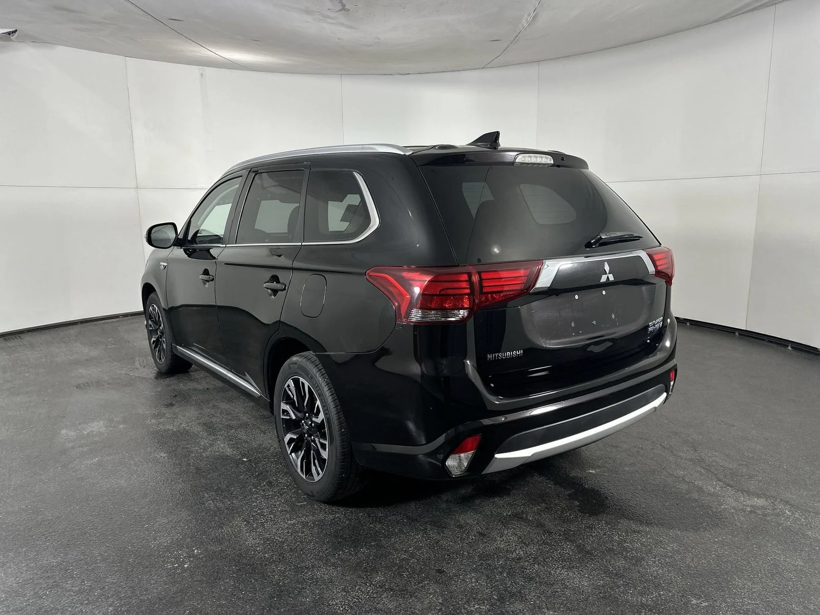 Used 2018 Black Mitsubishi SEL image 6