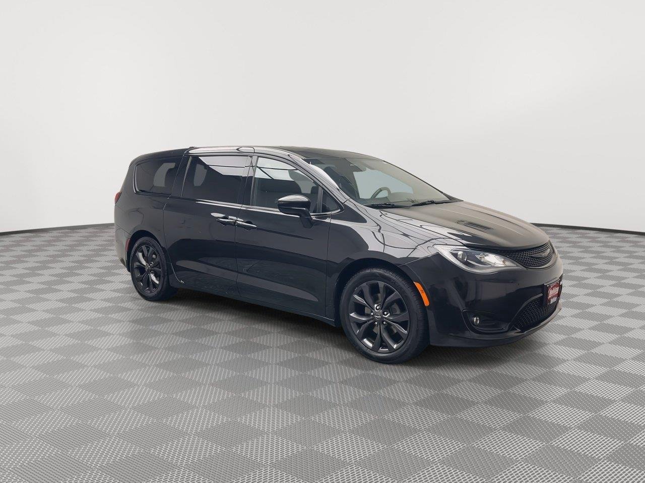 Used 2018 Brilliant Black Crystal Pearlcoat Chrysler Touring Plus image 34