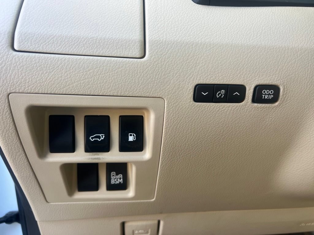 Used 2013 Starfire Pearl Lexus 450h image 22