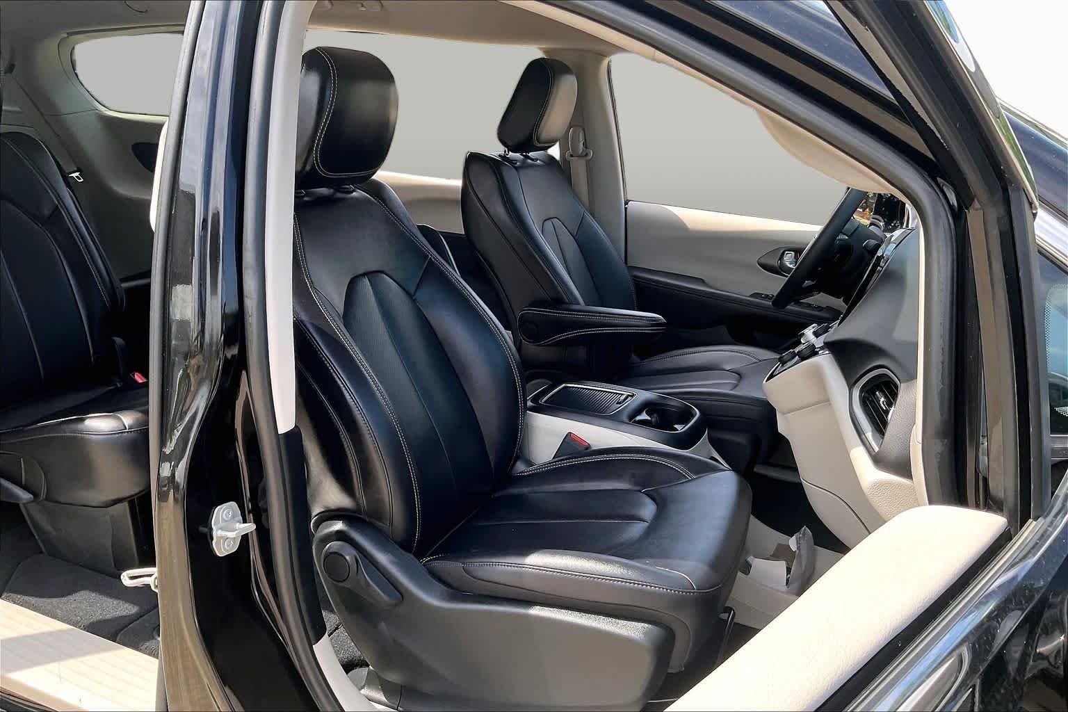 Used 2024 Diamond Black Crystal Pearlcoat Chrysler Touring L image 9