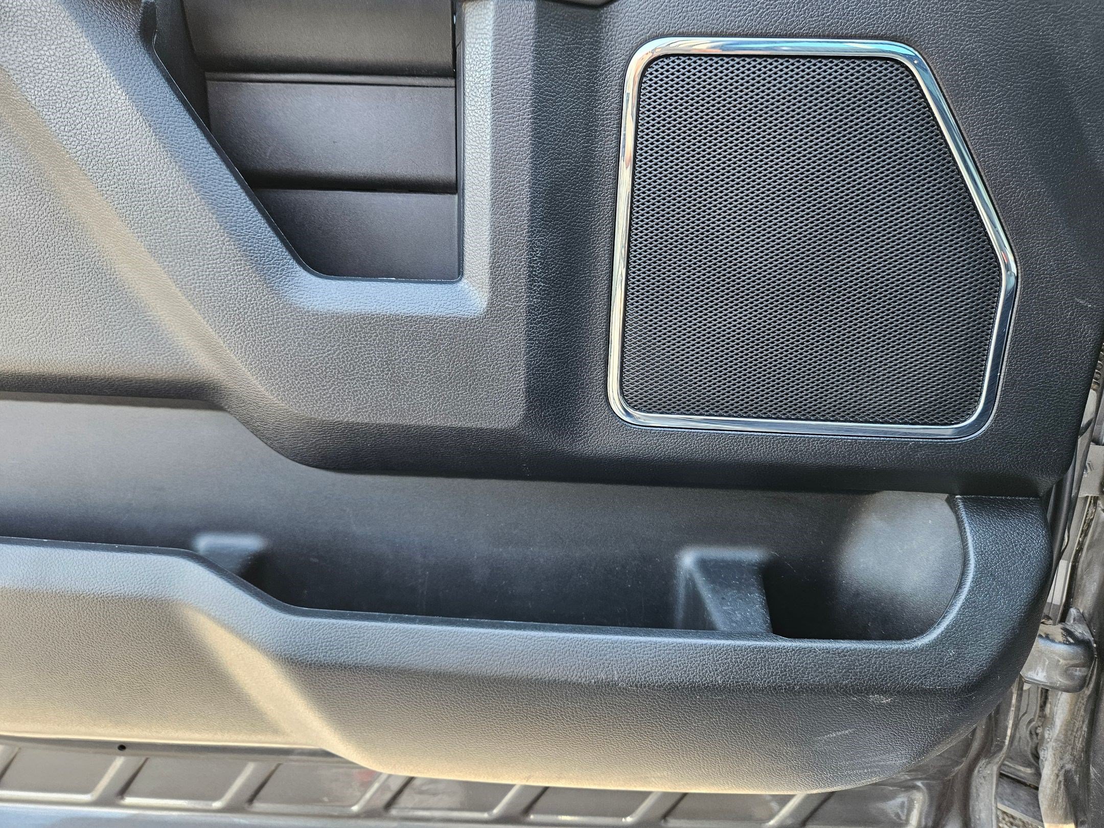 Used 2015 Magnetic Metallic Ford Lariat image 13