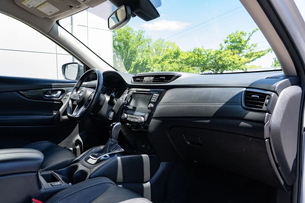 Used 2018 Silver Nissan SL image 26