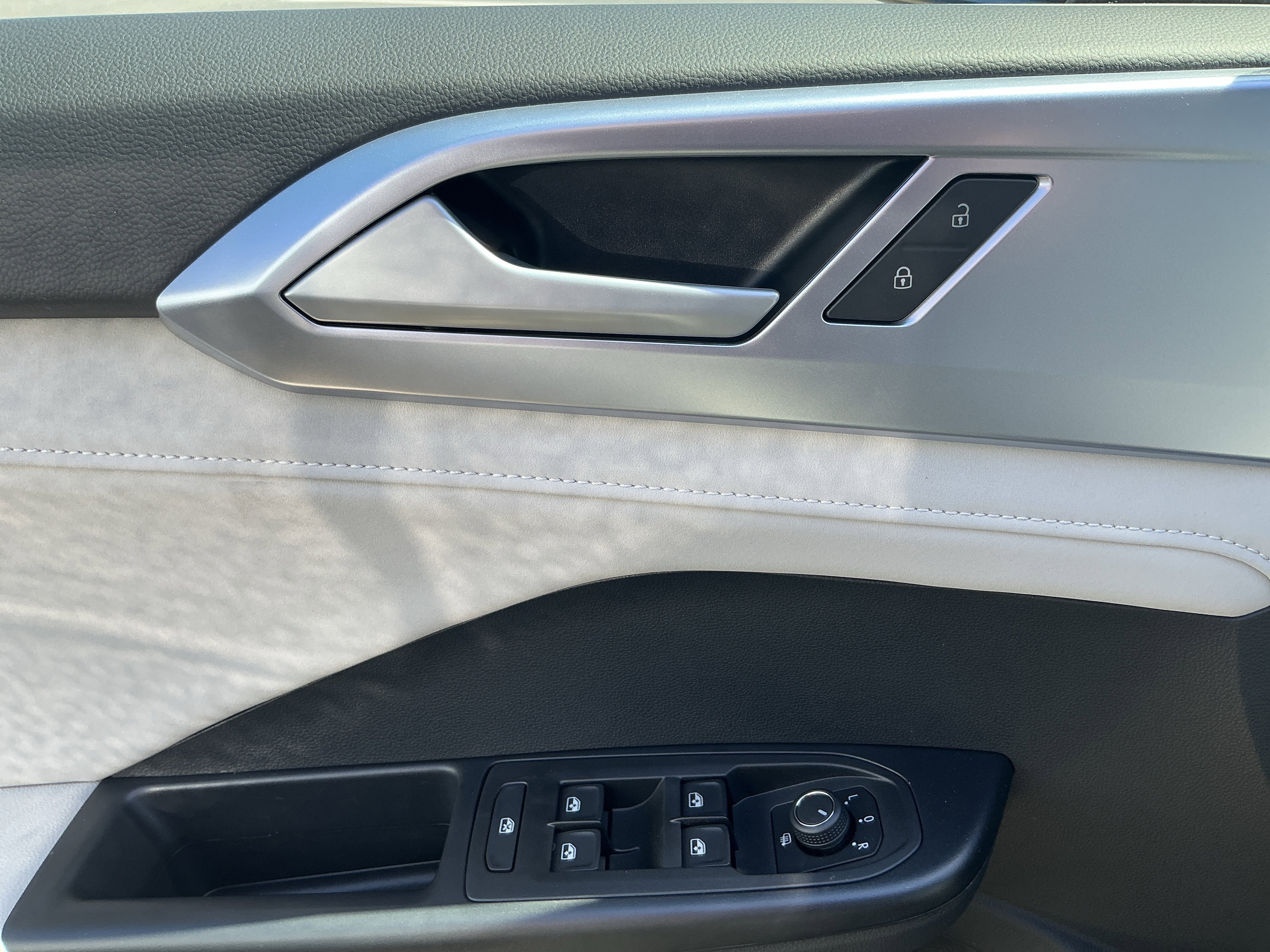 New 2026 Deep Black Pearl Volkswagen SE image 10