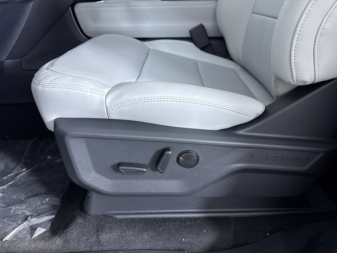 New 2027 Star White Metallic Tri-Coat Ford Platinum image 13