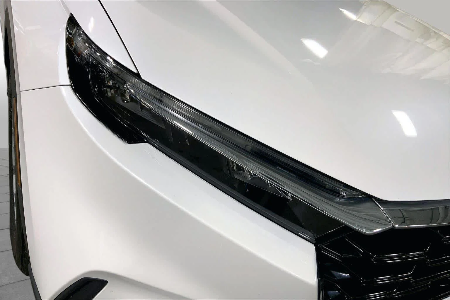 Used 2025 Platinum White Pearl Honda EX image 28