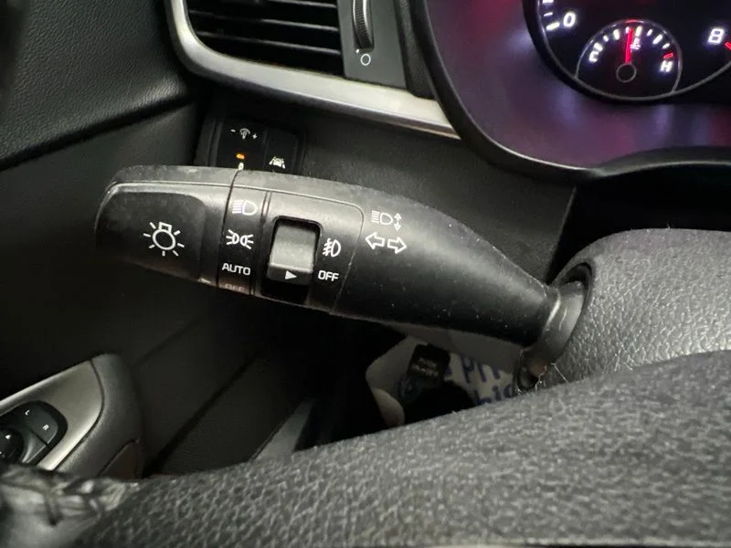 Used 2020 White Kia S image 21