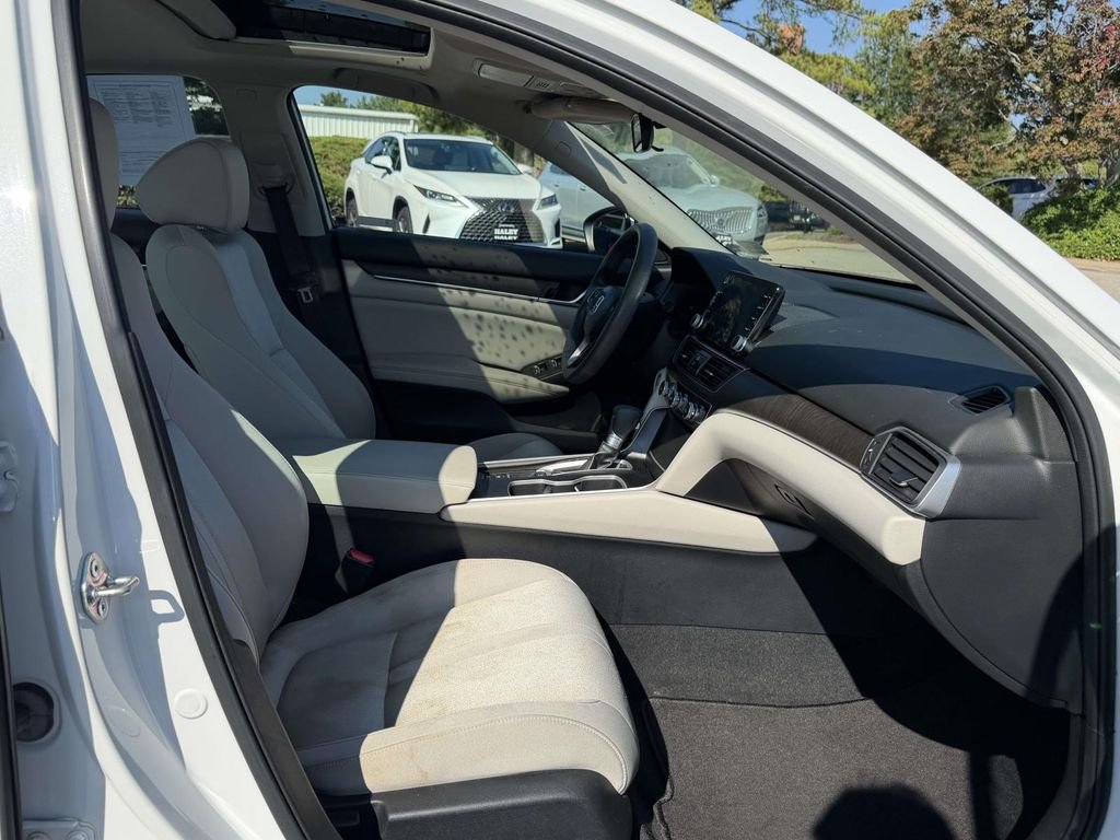 Used 2018 White Honda EX image 11