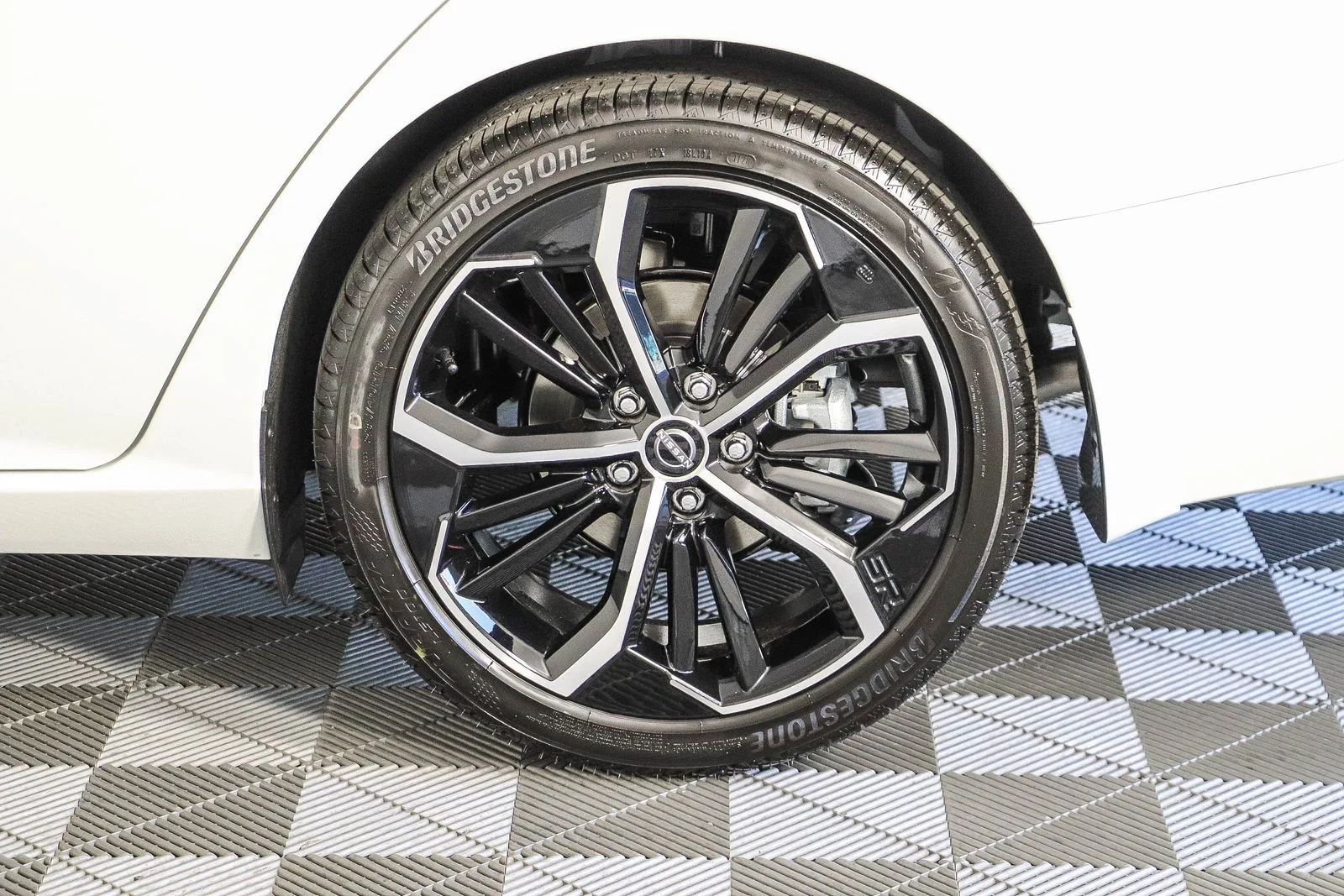 New 2026 Pearl White TriCoat / Super Black Two-tone Nissan SR image 12