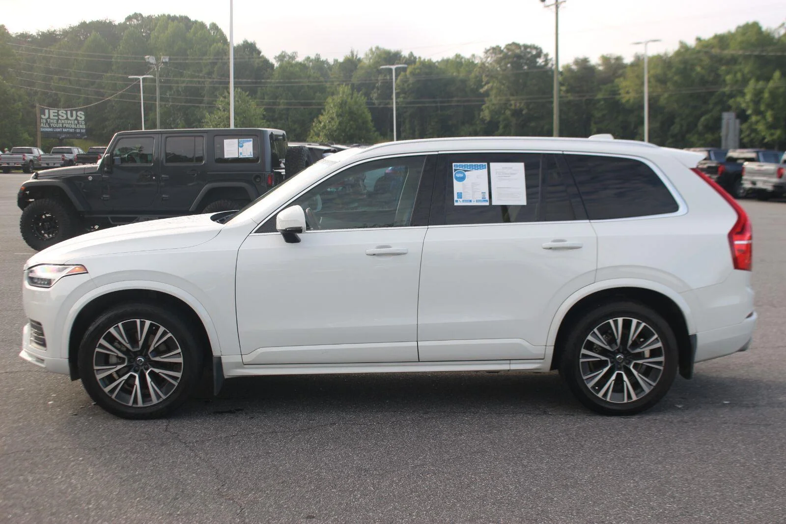 Used 2021  Volvo Momentum image 4