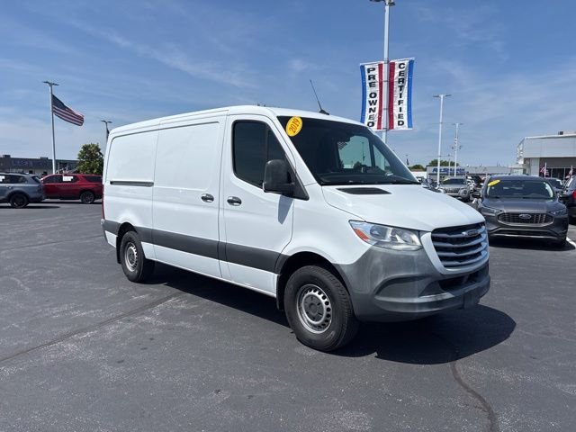 Used 2019 White Freightliner Standard Roof I4 image 32