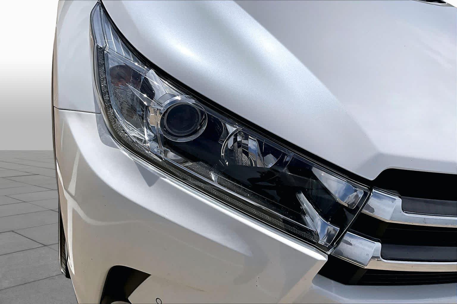 Used 2018 Blizzard Pearl Toyota Limited image 28
