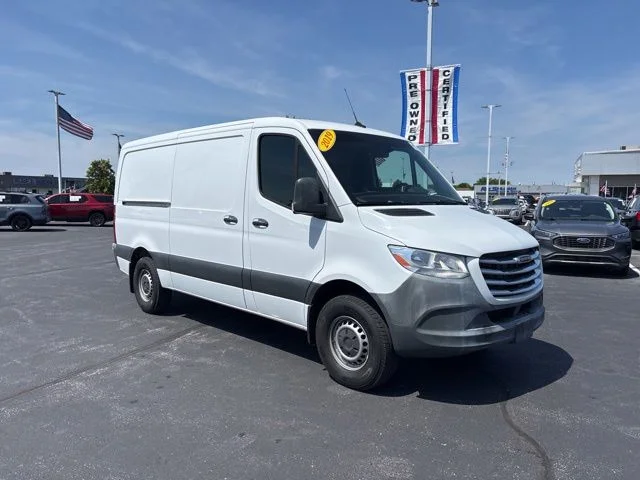 Used 2019 White Freightliner Standard Roof I4 image 32