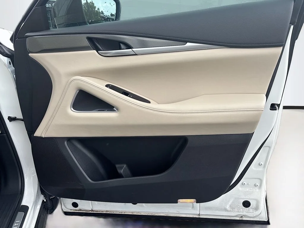 Used 2025 White INFINITI LUXE image 28