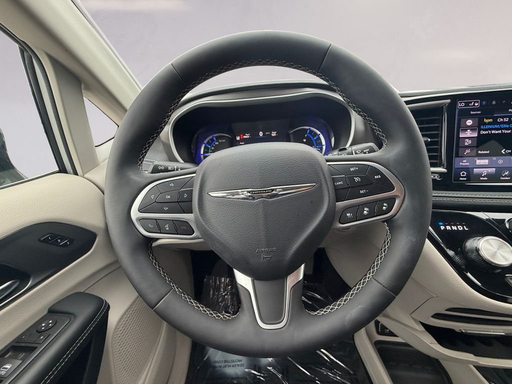 Used 2024 Silver Chrysler Select image 13