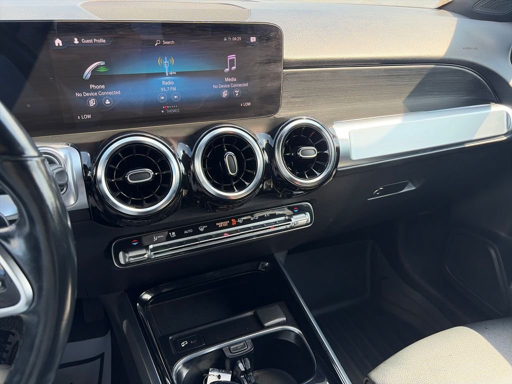 Used 2023 Silver Mercedes-Benz GLB 250 image 17