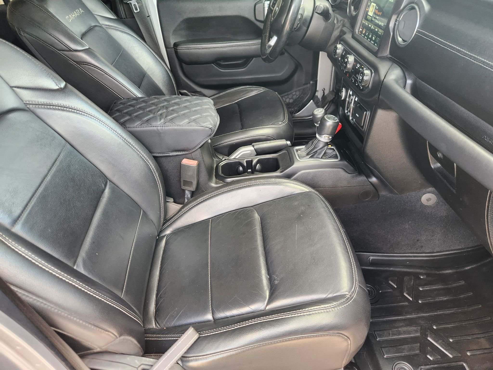 Used 2018 Billet Silver Metallic Clearcoat Jeep Sahara image 14