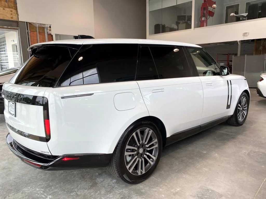 Used 2025  Land Rover SE image 5