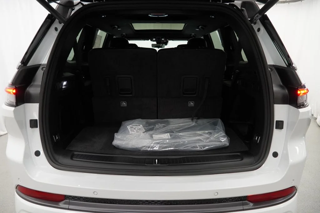 New 2026 Bright White Clear-Coat Exterior Paint Jeep Limited Reserve image 31