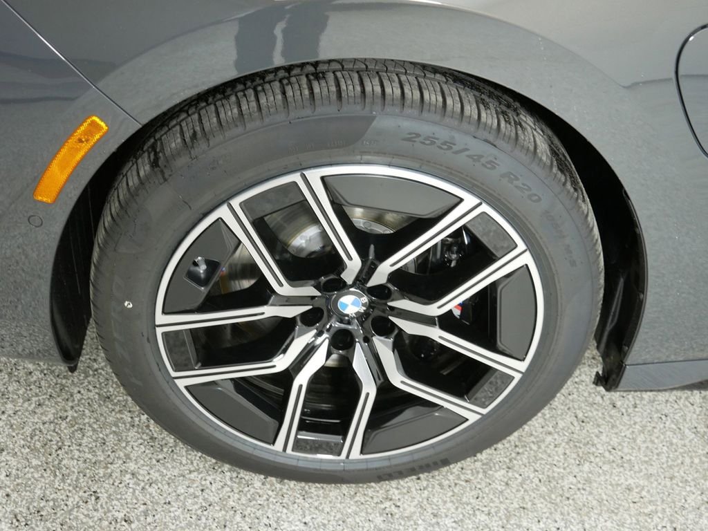 2025 BMW 7 Series 750e - Photo 18