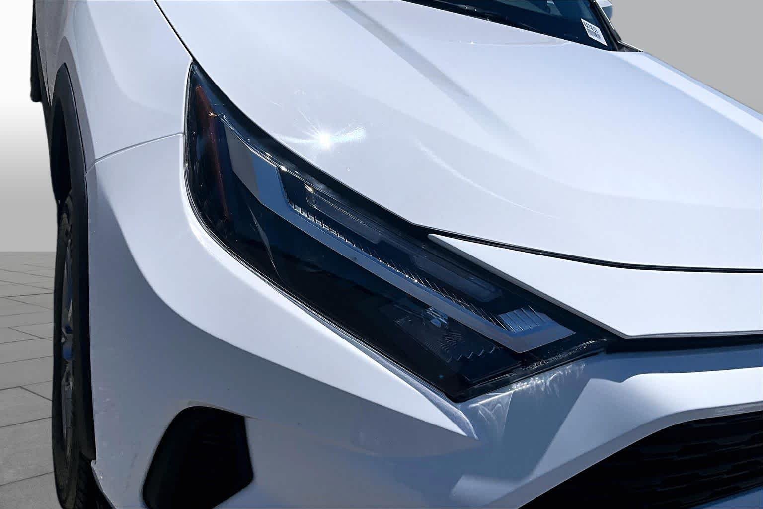Used 2022 White Toyota Hybrid XLE image 27