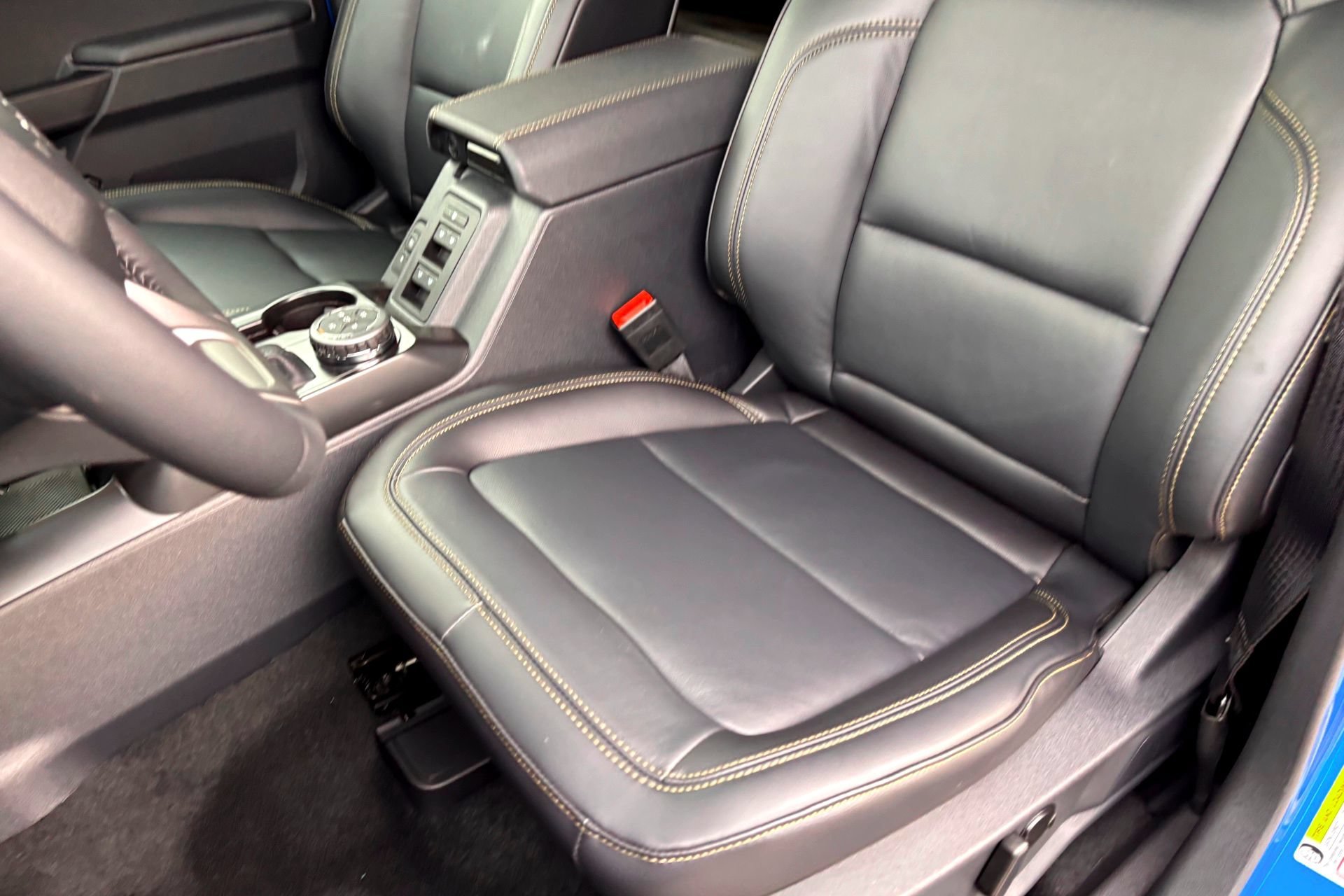 New 2025 Velocity Blue Metallic Ford Badlands image 9