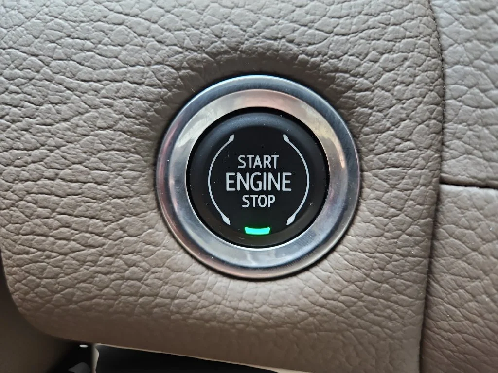 Used 2021 WHITE FROST TRICOAT GMC Denali image 28