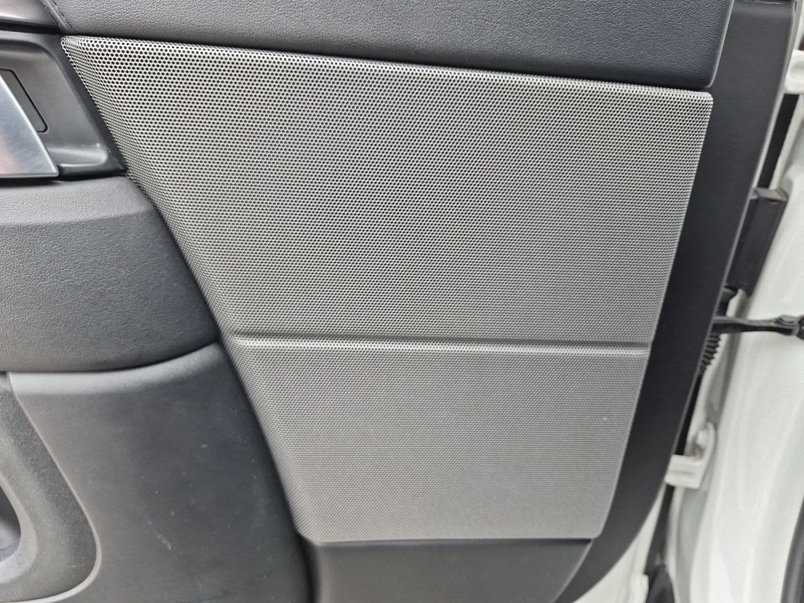 Used 2018 Fuji White Land Rover SE image 16