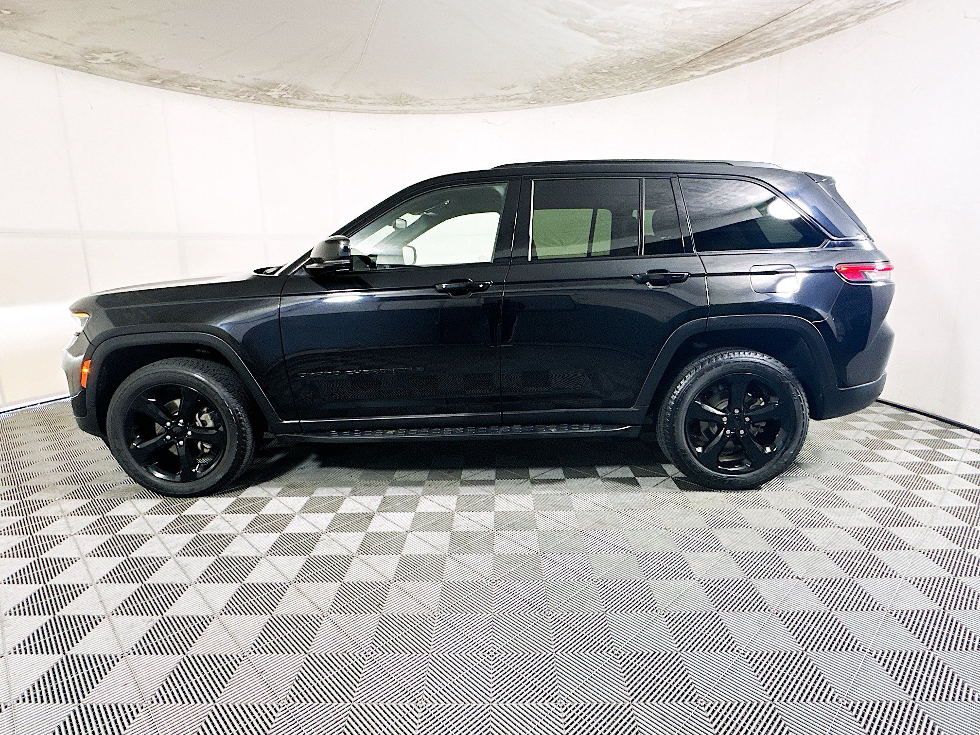 Used 2023 Diamond Black Crystal Pearlcoat Jeep Altitude image 6