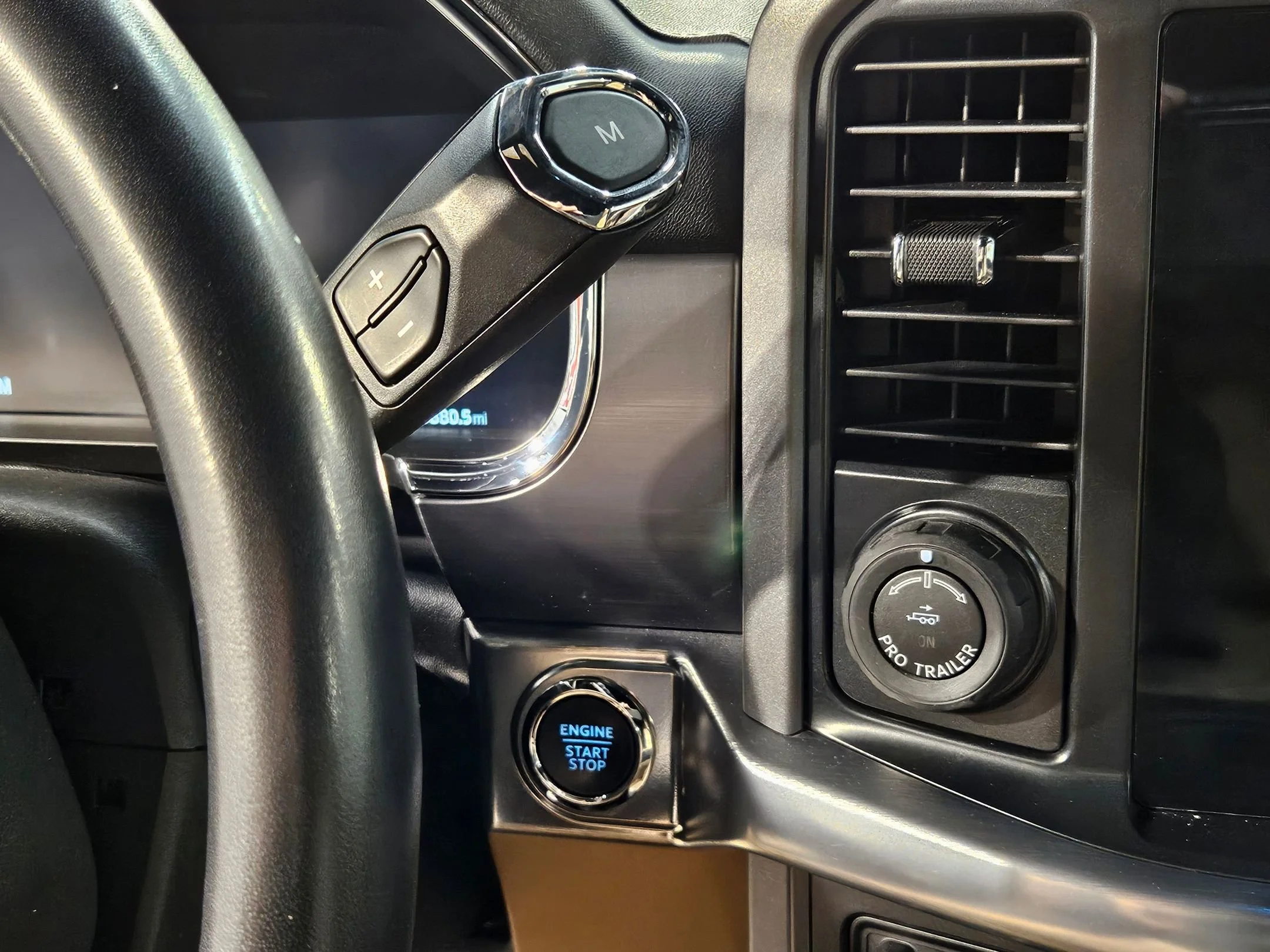 Used 2022 Smoked Quartz Metallic Tinted Clearcoat Ford LARIAT image 33