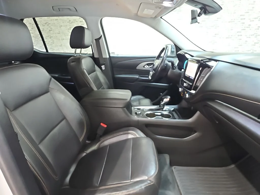 Used 2021 Iridescent Pearl Tricoat Chevrolet LT Leather image 8