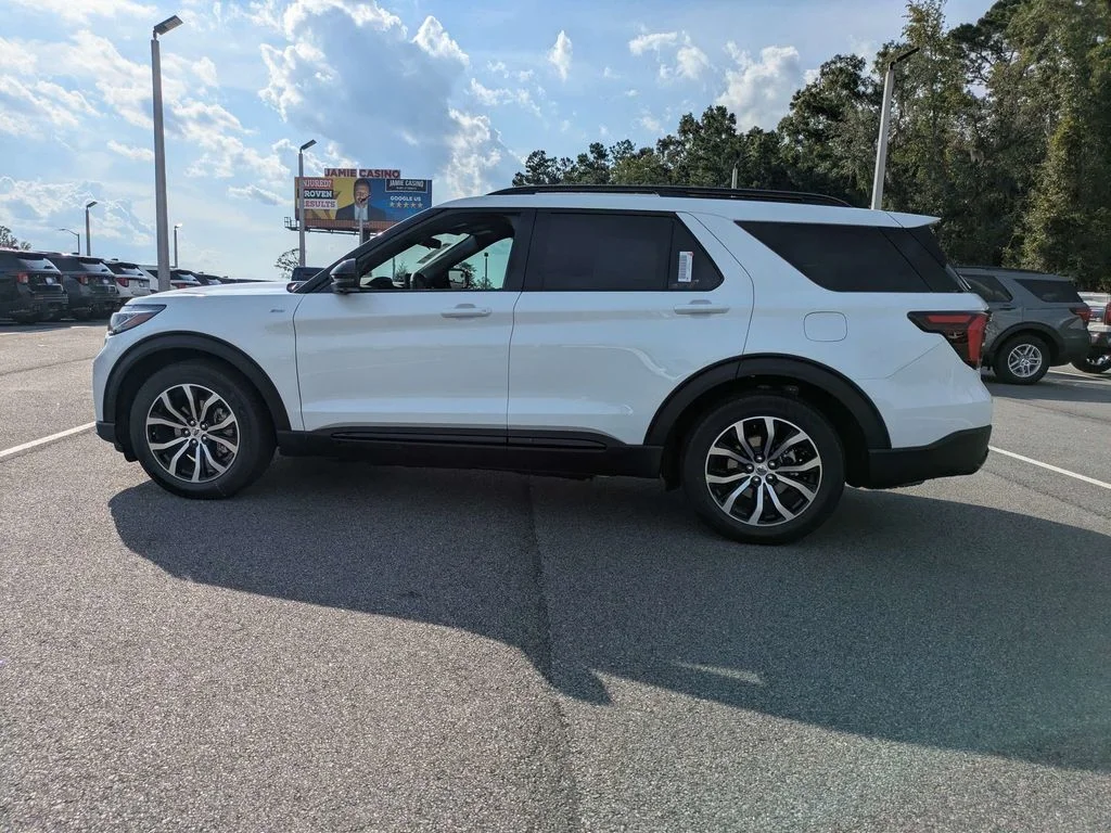 New 2026 Star White Metallic Tri-Coat Ford ST-Line image 7