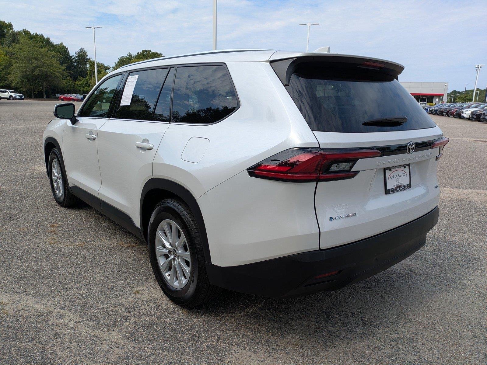 Used 2025 Wind Chill Pearl Toyota Hybrid XLE image 6