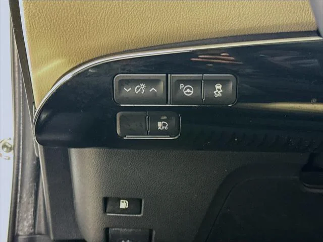 Certified Used 2022 WIND CHILL PEARL Toyota  image 11