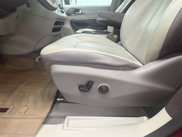 Used 2017 Red Chrysler Touring L image 17