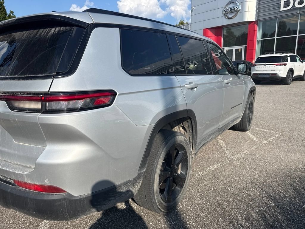 Used 2023 Silver Jeep Altitude image 3