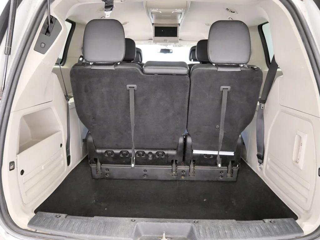 Used 2014 White Chrysler Touring image 12