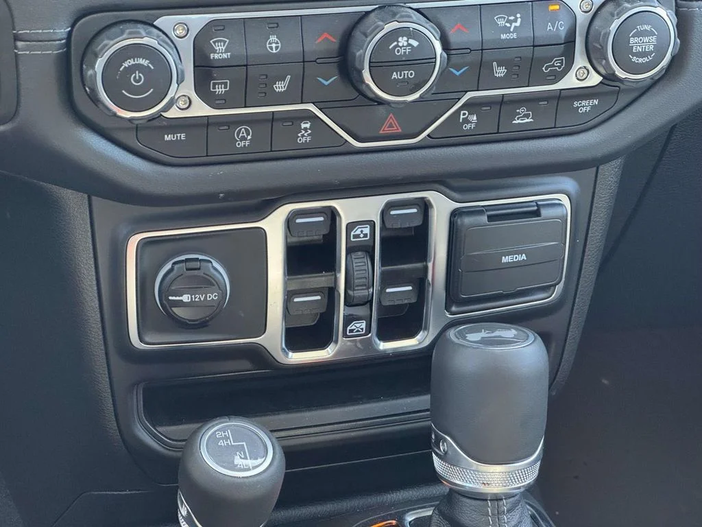 2025 Jeep Wrangler 4-Door Sahara - Photo 20