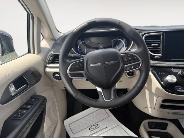 Used 2024  Chrysler  image 20