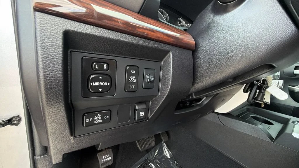 Used 2014  Toyota LTD image 20