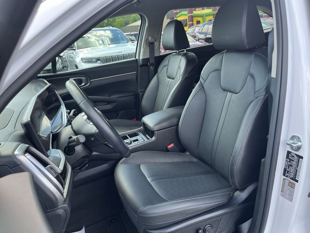 Used 2025 White Kia S image 17