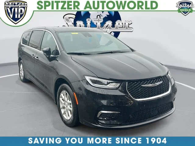 2026 Chrysler Pacifica Select's photo