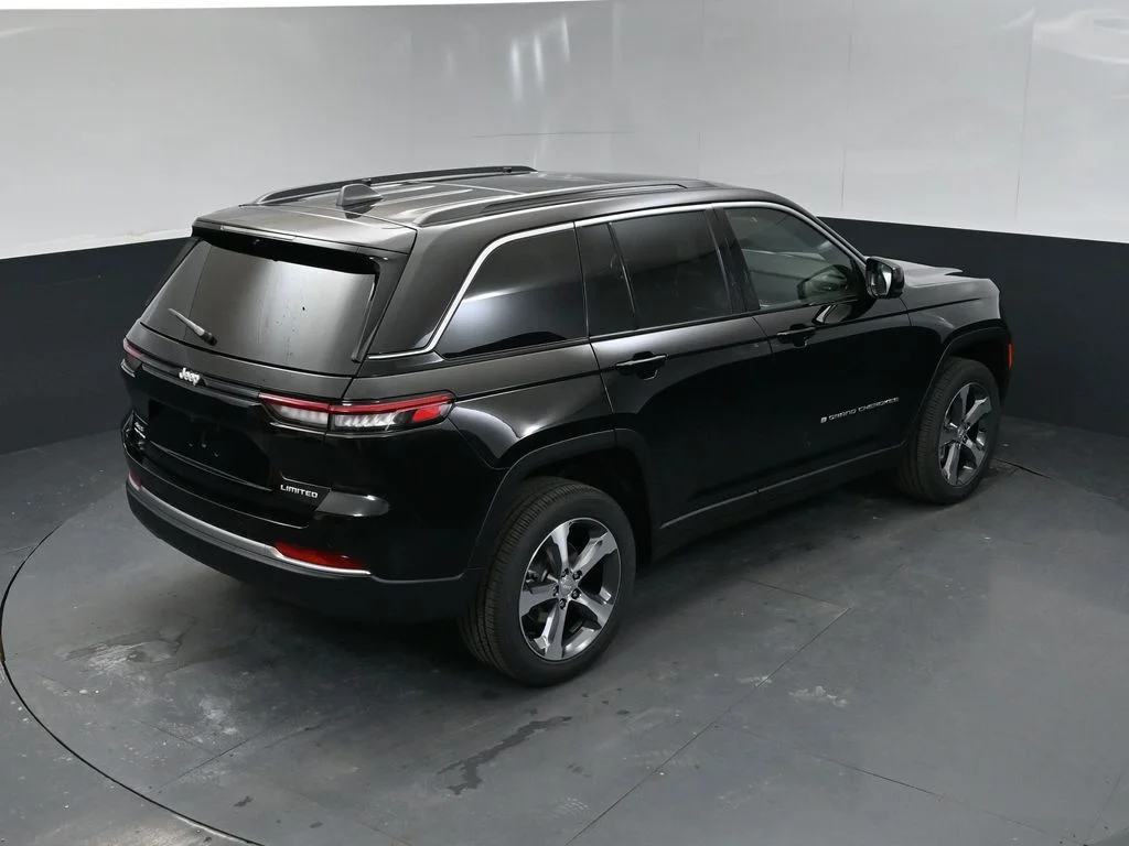 New 2026 Diamond Black Crystal Pearlcoat Jeep Limited image 36