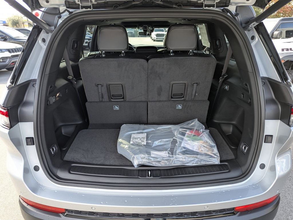 New 2025 Silver Zynith Exterior Paint Jeep Altitude X image 33