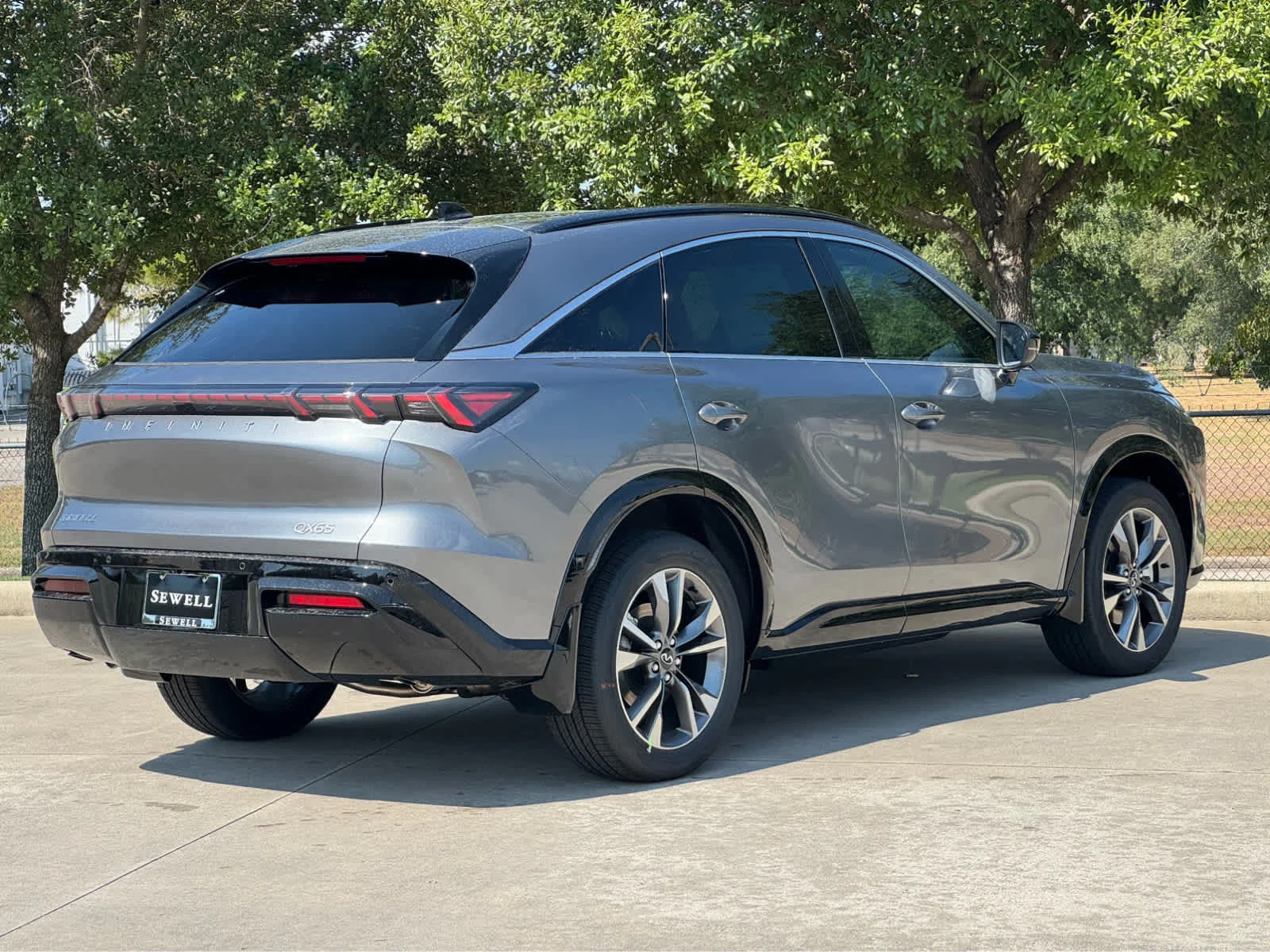 New 2027 GRAPHITE SHADOW INFINITI Luxe AWD image 3