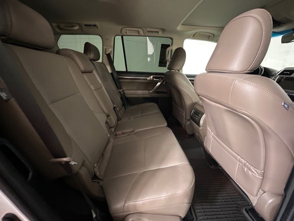 Used 2021  Lexus 460 Luxury image 17