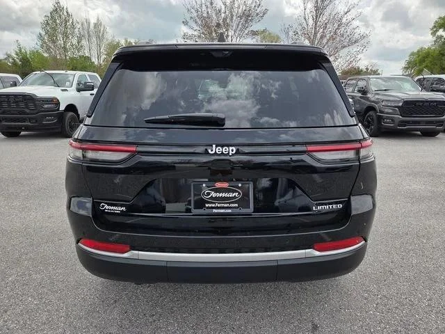 New 2026 Diamond Black Crystal Pearl-Coat Exterior Paint Jeep Limited image 11