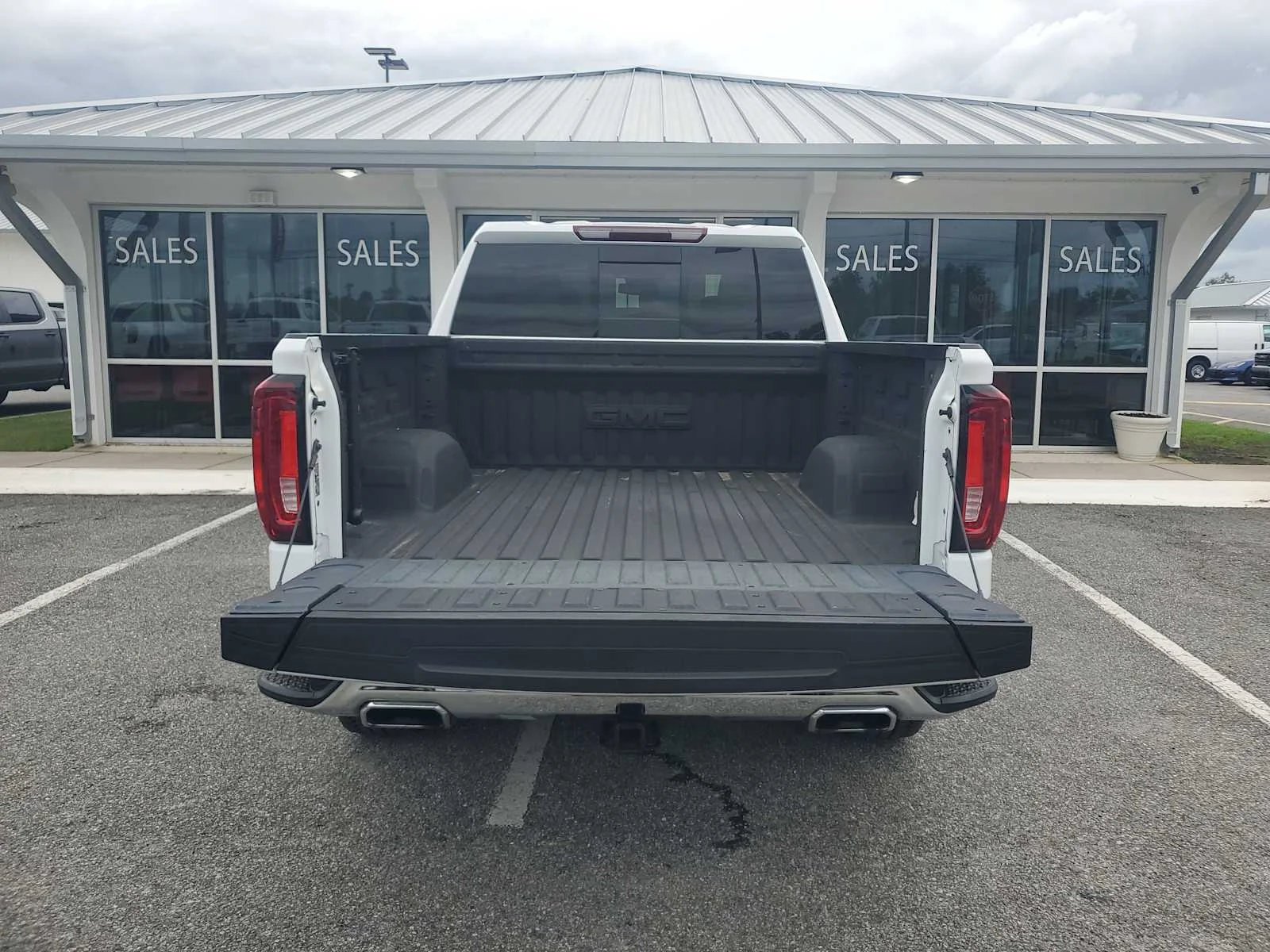 Used 2024 Summit White GMC SLT image 5